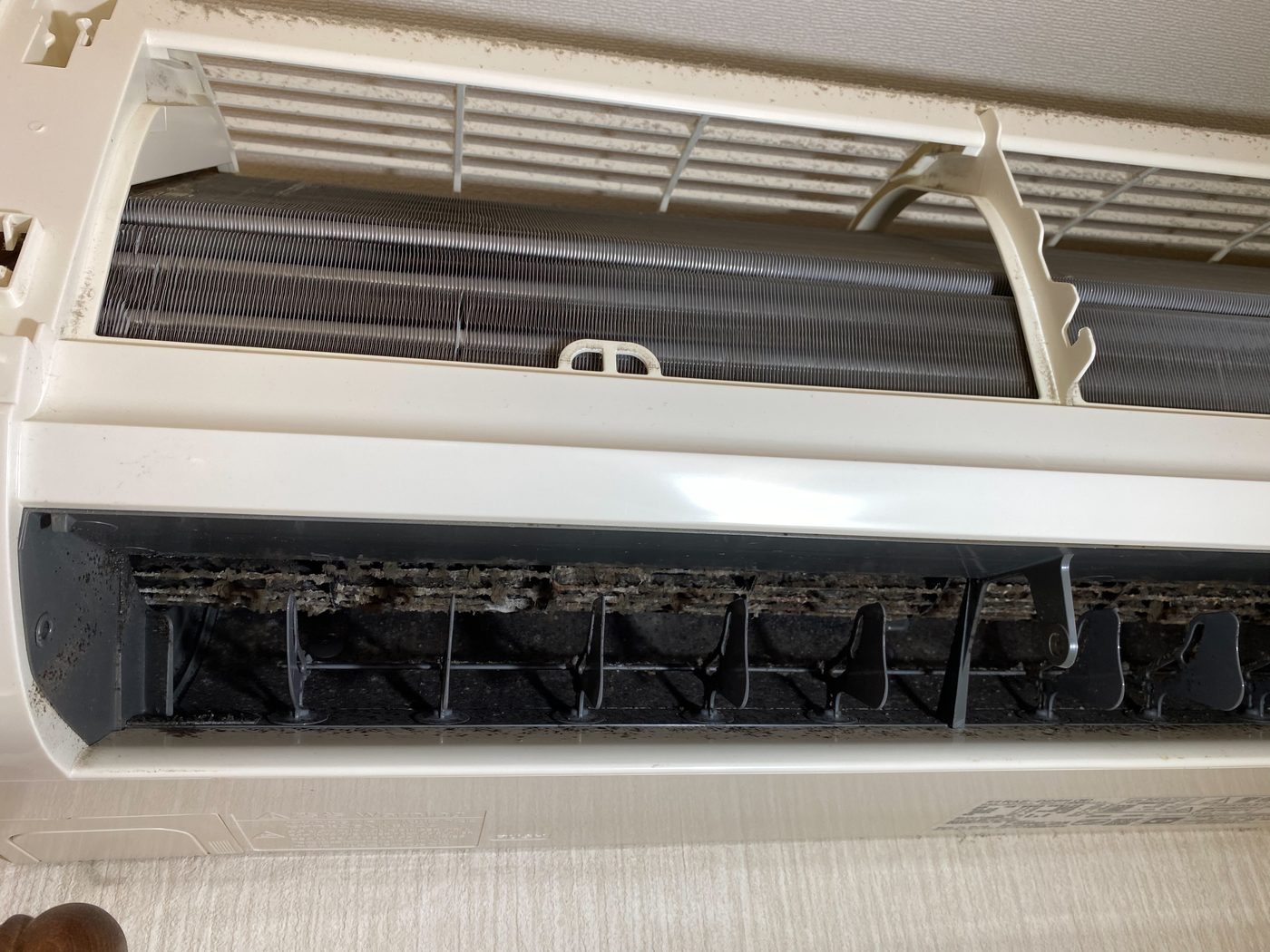 エアコンクリーニング施工前の吹出口と送風ファン